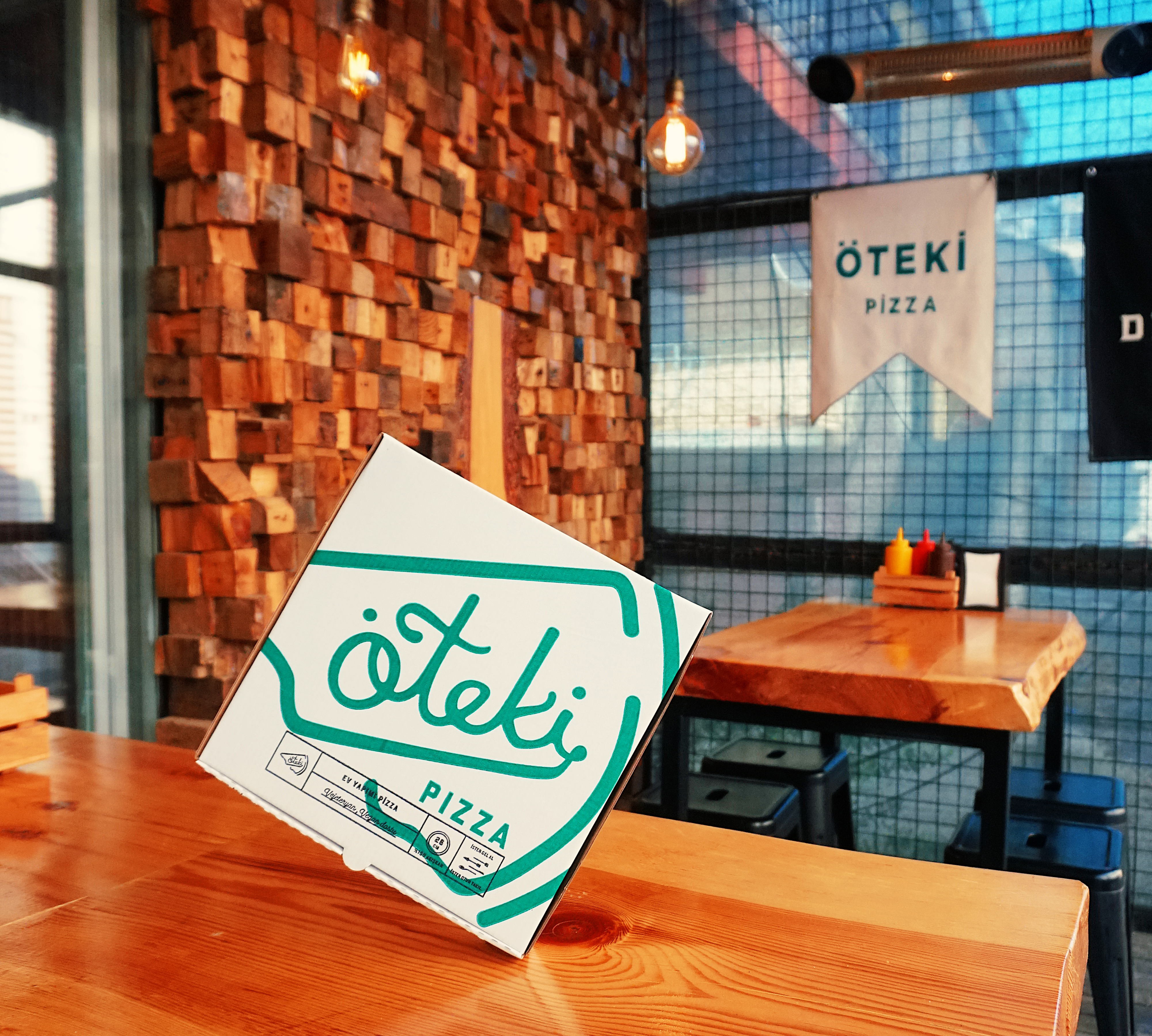 oteki-pizza-white-box-packaging-food-beverage-branding-lettering-type-design-freelance-studio-new-york-italian-turkish-young-talent.jpg